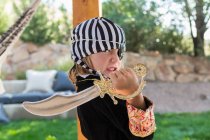 Garçon de 5 ans portant un costume de pirate — Photo de stock