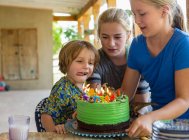 5 anno vecchio ragazzo a suo compleanno festa — Foto stock