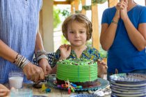 Niño de 5 años en su fiesta de cumpleaños - foto de stock