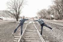 Preteen ragazze amiche a piedi binari ferroviari insieme, NM. — Foto stock