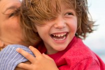 Sorrindo menino de 5 anos na praia — Fotografia de Stock
