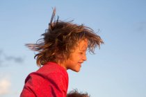 Smiling 5 year old boy at sunset on the beach, Georgia — Stock Photo