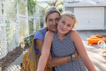 Портрет матери и ее 12-летней дочери, Джорджии — стоковое фото