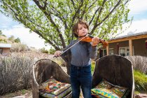 6 anni ragazzo suonare il violino al di fuori della sua casa — Foto stock