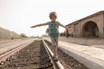 Niño de 4 años balanceándose en vía férrea, Lamy, NM. - foto de stock
