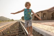 4 anno vecchio ragazzo bilanciamento su ferrovia pista, Lamy, NM. — Foto stock