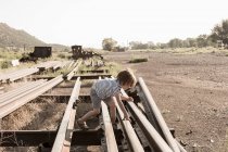 4 anni ragazzo che gioca su binari ferroviari, Lamy, NM. — Foto stock
