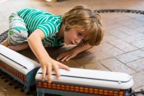4-летний мальчик играл с игрушечным поездом — стоковое фото
