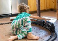 4-летний мальчик играл с игрушечным поездом — стоковое фото