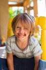 Porträt eines lächelnden 4-jährigen Jungen mit Schokolade im Gesicht, der spielt und lacht — Stockfoto