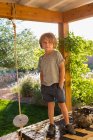Retrato de 4 anos de idade menino em sua varanda — Fotografia de Stock
