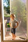 Ritratto di 4 anni ragazzo sul suo portico anteriore — Foto stock