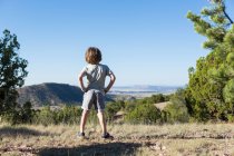 4 anos de idade menino caminhadas na paisagem rural, Lamy, NM. — Fotografia de Stock