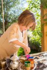 4-jähriger Junge verwendet gefärbtes Wasser für Eier, Ostern — Stockfoto