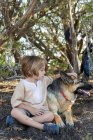 4 años de edad, niño de senderismo con su perro pastor alemán - foto de stock