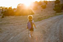 Menino de 4 anos caminhando ao pôr do sol, Lamy, NM — Fotografia de Stock