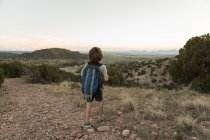 4-летний мальчик на закате, Лами, шт. Нью-Мексико — стоковое фото