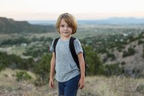 Menino de 4 anos caminhando ao pôr do sol, Lamy, NM — Fotografia de Stock