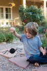 Garçon de 4 ans jouant dans son jardin — Photo de stock