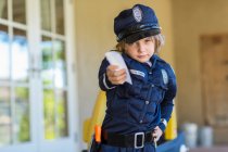 Niño de 4 años vestido de policía - foto de stock