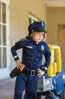 Четырехлетний мальчик, одетый как офицер полиции — стоковое фото