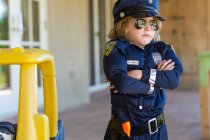 Menino de 4 anos vestido de policial — Fotografia de Stock