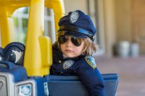Четырехлетний мальчик, одетый как офицер полиции — стоковое фото