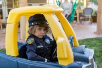 Vierjähriger Junge als Polizist verkleidet — Stockfoto