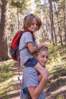 4 jährige junge bekommen Fahrt auf Schwester Schultern — Stockfoto