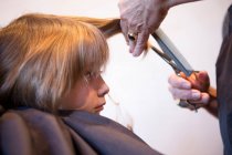 Niño de 4 años de edad conseguir un corte de pelo, tiro recortado - foto de stock
