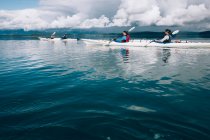 Os kayakers do mar remando águas pristinas de uma entrada na costa de Alaska. — Fotografia de Stock