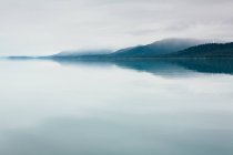 Cielo nublado sobre aguas tranquilas de una ensenada en un parque nacional. - foto de stock