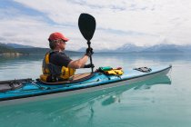 Kayak di mare di uomo acque calme di un'insenatura in un parco nazionale. — Foto stock