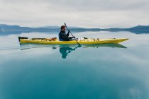 Man sea kayak inan inlet sulla costa dell'Alaska. — Foto stock