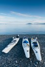 Kajaks am abgelegenen Strand, ruhiges Wasser des Muir Inlet in der Ferne, Glacier Bay National Park und Preserve, Alaska — Stockfoto