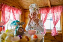 Jeune fille dans wendy maison aime doigts prétendant cuisiner dans la cuisine — Photo de stock