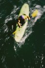 Vue aérienne des rapides de canotage des kayakistes d'eau vive sur une rivière qui coule rapidement. — Photo de stock