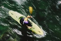 Visão aérea de caiaque caiaque caiaque remando corredeiras em um rio que flui rápido. — Fotografia de Stock