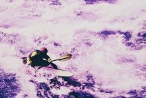 Imagem infravermelha colorida de caiaque branco remando corredeiras de rio em um rio que flui rápido. — Fotografia de Stock