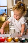 3-jähriges Mädchen färbt Ostereier zu Hause — Stockfoto