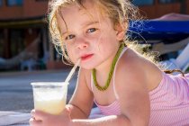 Retrato de 3 anos de idade menina sorvendo uma bebida — Fotografia de Stock