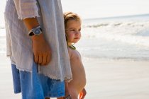 Ritratto di bambina di 3 anni con madre in spiaggia — Foto stock