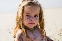 Retrato de 3 anos de idade menina na praia — Fotografia de Stock