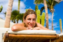 Donna adulta sorridente, Cabo San Lucas, Messico — Foto stock