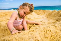 Young girl playing in sand, Cabo San Lucas, Mexico — Stock Photo