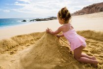 Jeune fille jouant dans le sable, Cabo San Lucas, Mexique — Photo de stock