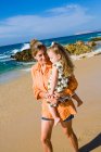 Мать и дочь на пляже, Cabo San Lucas, Мексика — стоковое фото