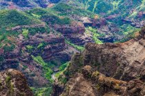 Vue surélevée de canyons profonds, de vallées verdoyantes et fertiles et de sommets escarpés d'un paysage insulaire — Photo de stock