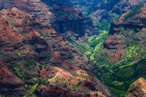 Высокий вид на глубокие каньоны, зеленые плодородные долины и крутые вершины островного ландшафта — стоковое фото
