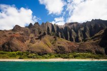 Скалы Пали, видимые с Тихого океана, Кауаи, Гавайи — стоковое фото